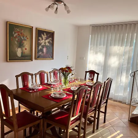 Bajusz-otthon Holiday home